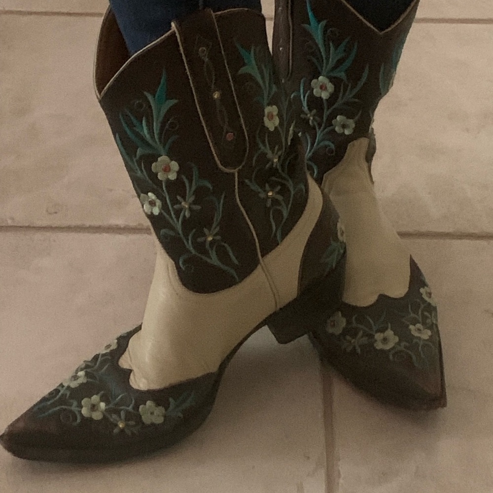Women’s cowboy boots